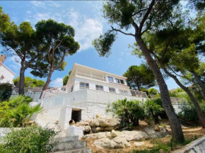 Preciosa Villa rodeada de pinos con vistas al mar - ServHouse